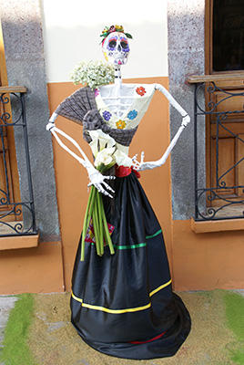 Photo: Catrina with bunch of flowers