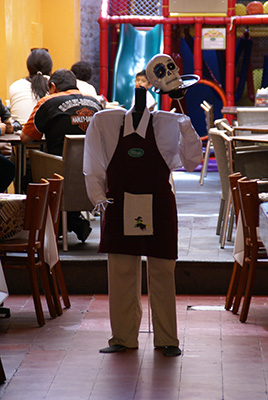 Photo: Catrín torso with head on platter