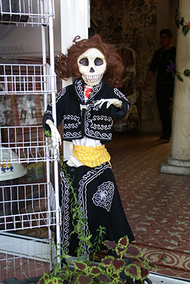 Photo: Catrín dressed in black and white