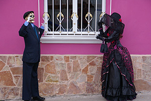 Photo: Catrín and Catrina outside house looking in window