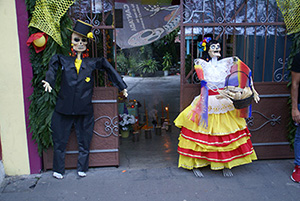Photo: Catrín and Catrina outside entrance to resturant