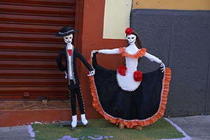 Photo: Catrín and Catrina dressed in black and orange