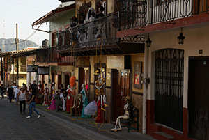 Photo: Catríns and Catrinas gathered outside a hotel