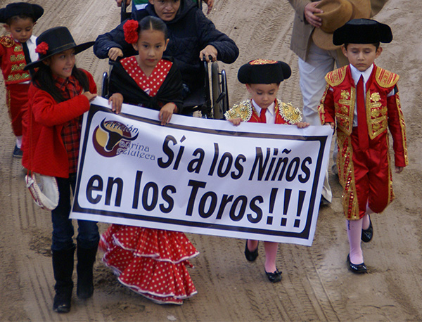 Photo: Children with banner "Yes to children at bullfights".