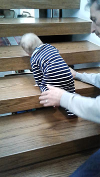 Photo: Climbing the stiars at my tíos abuelos